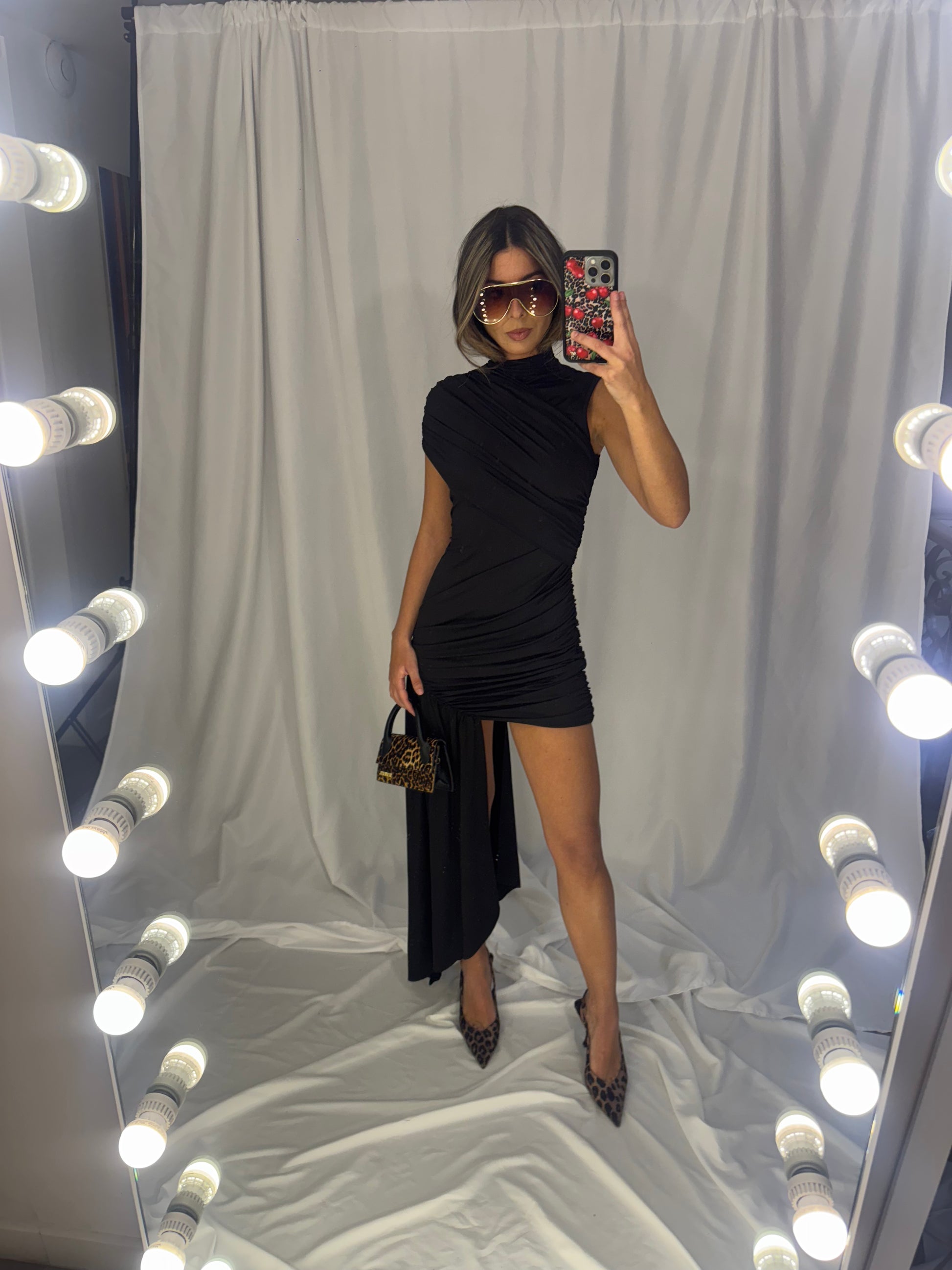 “De la Vali” in Black