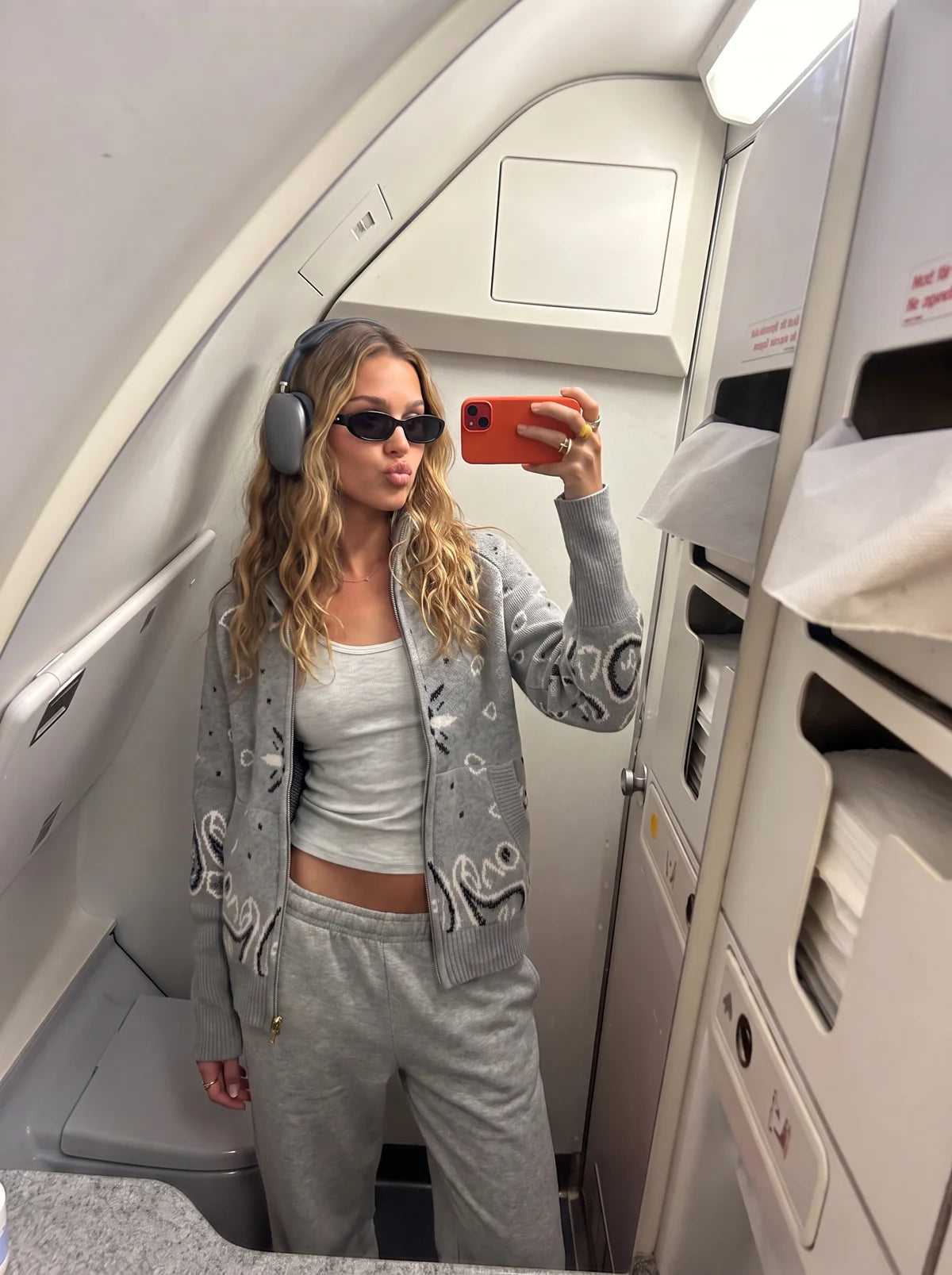 LIGHT GRAY ZIP UP